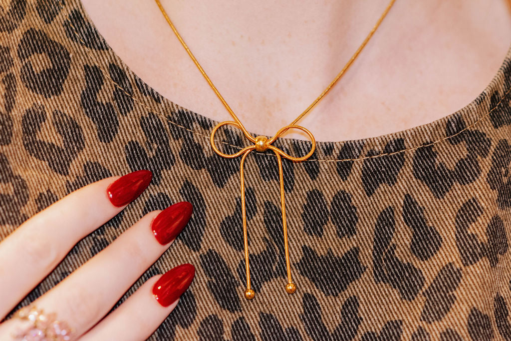 Dainty bow necklace
